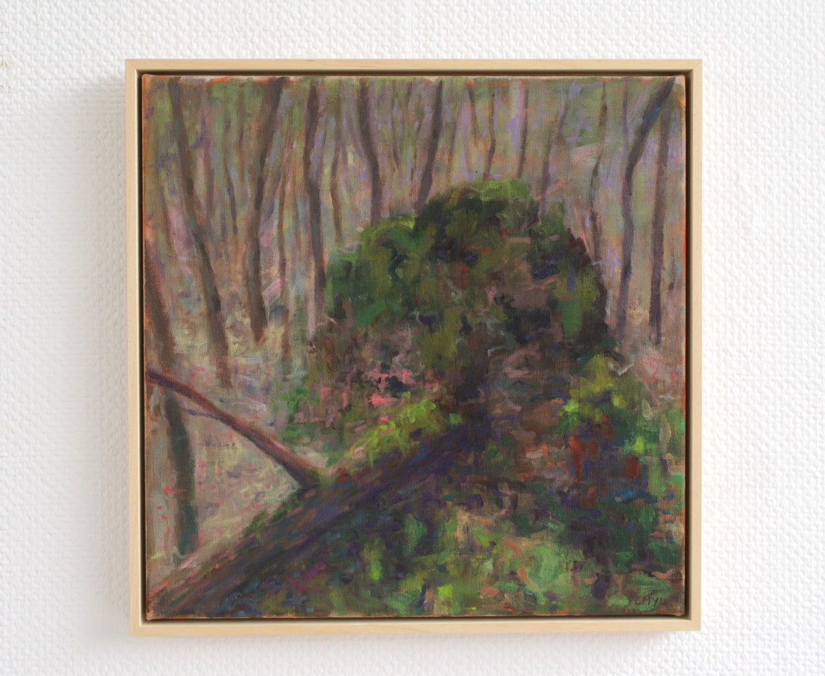 Een olieverfschilderij van een omgevallen boom met mos op de wortels, gepresenteerd in een lichte houten natuurlijke lijst.